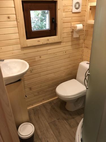 une petite salle de bain avec toilettes et lavabo dans l'établissement La Roulotte d'Emilie et son jacuzzi privé, à Beurlay