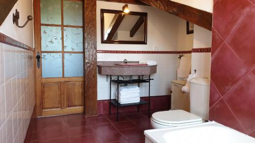 ein Bad mit einem WC und einem Waschbecken in der Unterkunft Viviendas Rurales Costa de Bolao in Cóbreces