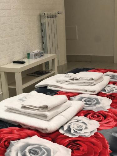 a pile of towels sitting on top of a bed at Al Porto in Gaeta