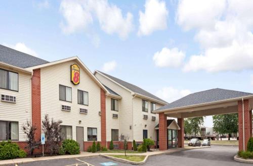 Vorderansicht eines Hotels mit Parkplatz in der Unterkunft Super 8 by Wyndham Monee I-57 in Monee