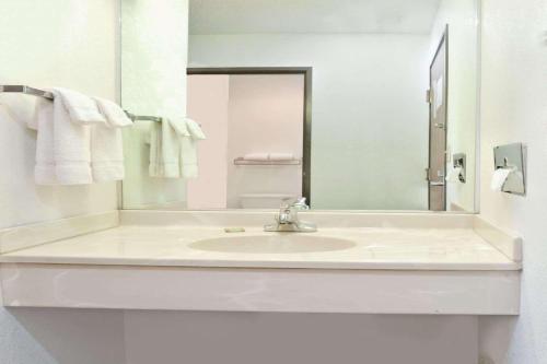 Ein Badezimmer in der Unterkunft Super 8 by Wyndham Monee I-57