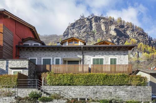 dom z górą w tle w obiekcie Casa Aceri Rossi w mieście Chiesa in Valmalenco