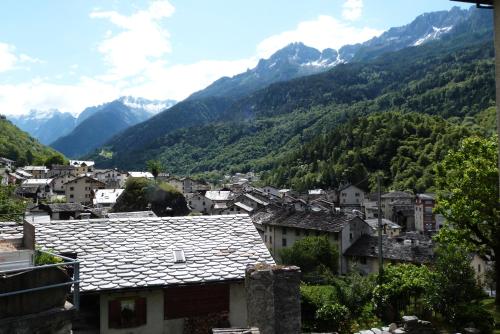 a view of a village with mountains in the background at Appartamento CADELAVE in Villa di Chiavenna