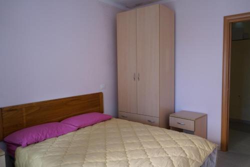 - une chambre avec un grand lit et une armoire dans l'établissement CASA con 2 camere da letto LOMBARDA BASSA, à Falerna