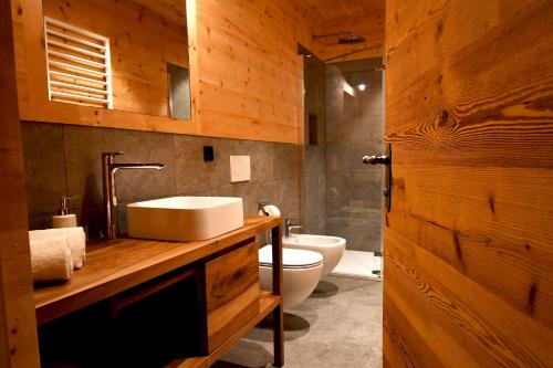 La salle de bains est pourvue d'un lavabo et de toilettes. dans l'établissement Weinhof Haidnerhof, à Bressanone