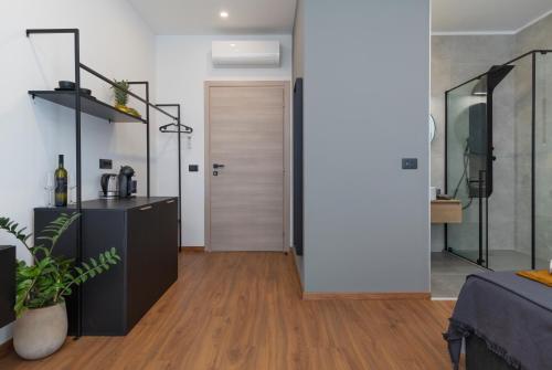 een woonkamer met een houten vloer en een deur bij Deluxe Rooms and Apartments Korzo in Pula