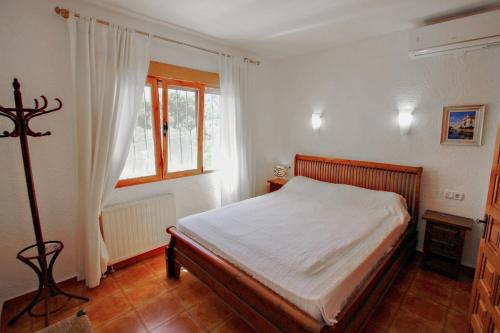 Un pat sau paturi într-o cameră la San Jaime-19M - sea view villa with private pool in Moraira