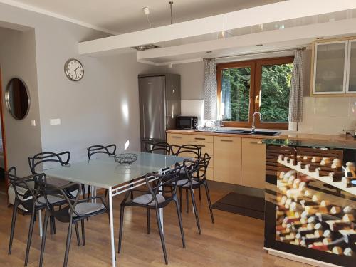 eine Küche und ein Esszimmer mit Tisch und Stühlen in der Unterkunft WIGWAM Dom z basenem na Kaszubach in Sulęczyno