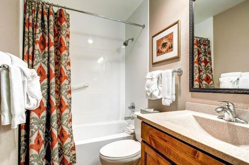 uma casa de banho com um lavatório, um WC e um chuveiro em GetAways at Falcon Point Resort em Avon