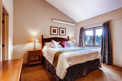 um quarto com uma cama grande e uma janela em GetAways at Falcon Point Resort em Avon