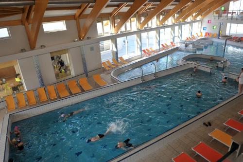 an overhead view of a swimming pool with people in it at Panorama Apartman in Velence
