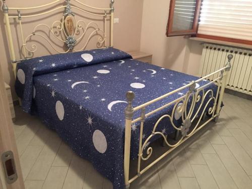 アルバ・アドリアティカにあるAlba Adriatica Olimpicaのベッド(青い掛け布団、白い水玉付)