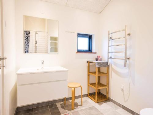 een badkamer met een wastafel en een douche bij Holiday home Blåvand CCLXI in Blåvand