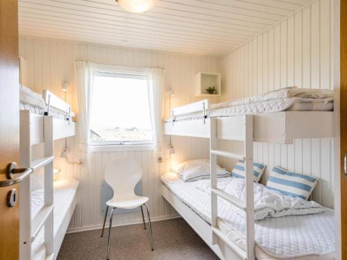 Katil dua tingkat atau katil-katil dua tingkat dalam bilik di Holiday home Hvide Sande XCVI