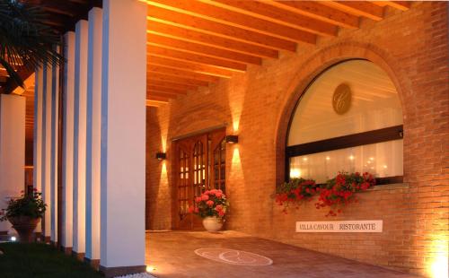 a hallway of a building with a door and flowers at Villa Cavour in Bottanuco