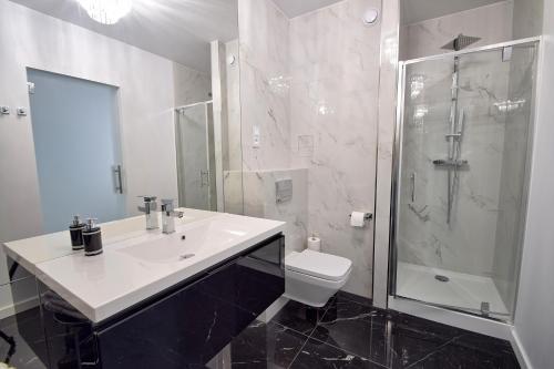 Phòng tắm tại CRYSTAL Apartament 80m od plaży, przy latarni morskiej