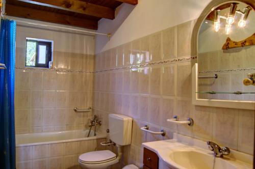La salle de bains est pourvue de toilettes, d'un lavabo et d'une baignoire. dans l'établissement Casa da Rústica, à Atalaia de Cima