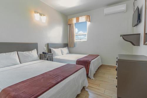 Cette chambre comprend 2 lits et une fenêtre. dans l'établissement Hotel Plaza del Arco Express, à Monterrey