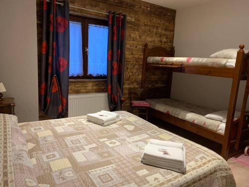 a bedroom with two bunk beds and a window at Appartamento Rustico in Candide