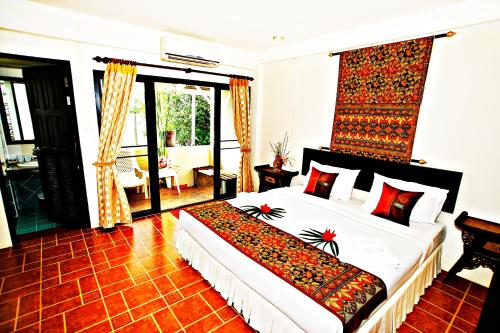 a bedroom with a large bed in a room at Aloha Lanta in Ko Lanta