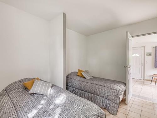 a bedroom with two beds in a room at Bronte s Coastal Retreat in Tracy-sur-Mer