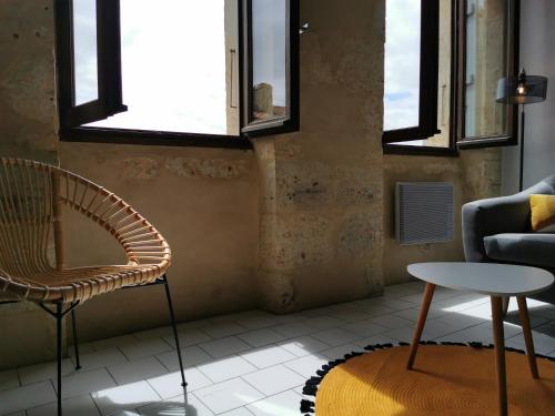 un salon avec deux chaises et un canapé dans l'établissement Appartement de charme, au cœur d'Auch, 4 pers, à Auch