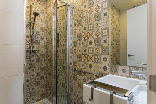 La salle de bains est pourvue d'une douche et d'un lavabo. dans l'établissement Suites Amália Guesthouse near Rossio Square, à Lisbonne