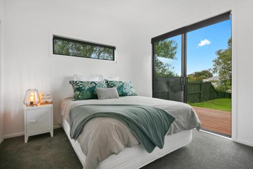 Ліжко або ліжка в номері Sky Above Beach Below - Waihi Beach Holiday Home