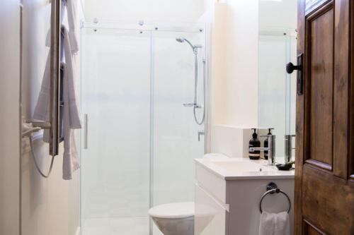 Ένα μπάνιο στο Highbury Apartments