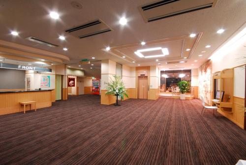 un gran vestíbulo con una gran habitación con una gran planta en Genpeiso, en Shimonoseki