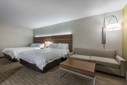 Un pat sau paturi într-o cameră la Holiday Inn Express & Suites Moncton, an IHG Hotel