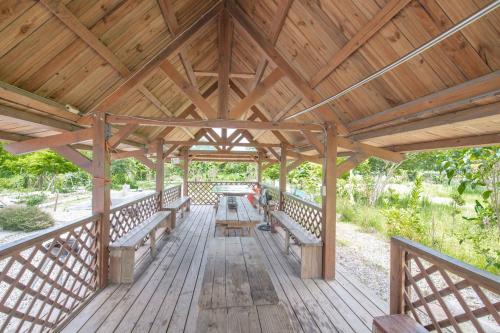 an overhead view of a wooden covered deck with a picnic table at 田心民宿 in Dongshan