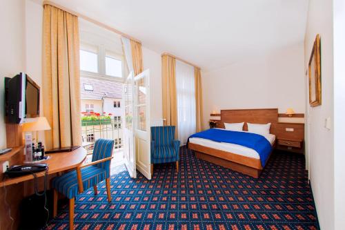 um quarto de hotel com uma cama e uma secretária em Hotel & Apartments Zarenhof Berlin Prenzlauer Berg em Berlim
