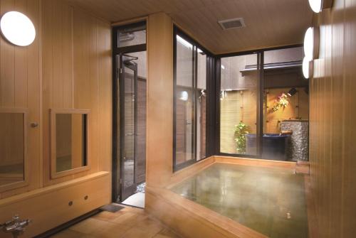 una stanza con una grande vetrata in un edificio di Ryokan Tanabe 旅館 田邊 a Takayama