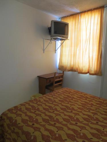 Televisyen dan/atau pusat hiburan di Hotel Posada Diamante