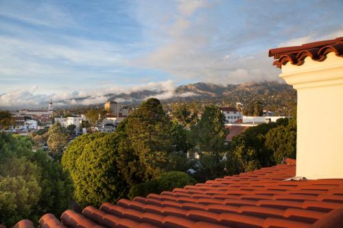 vistas a la ciudad desde el techo de un edificio en Kimpton Canary Hotel, an IHG Hotel, en Santa Bárbara
