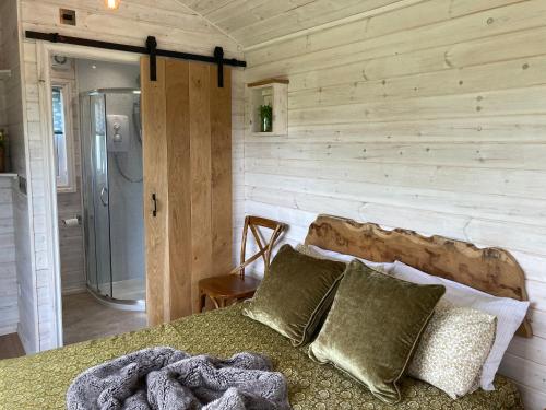 En eller flere senge i et værelse på Slades farm Glamping