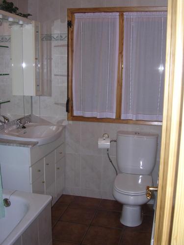 uma casa de banho com um WC branco e um lavatório. em Casa Torres em San Juan de Plan