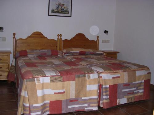 サン・ファン・デ・プランにあるCasa Torresのベッドルーム1室(カラフルな毛布付きのベッド1台付)