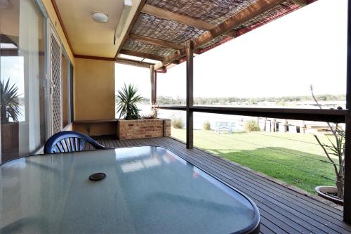 Un balcón o terraza de Lake Edge Apartments