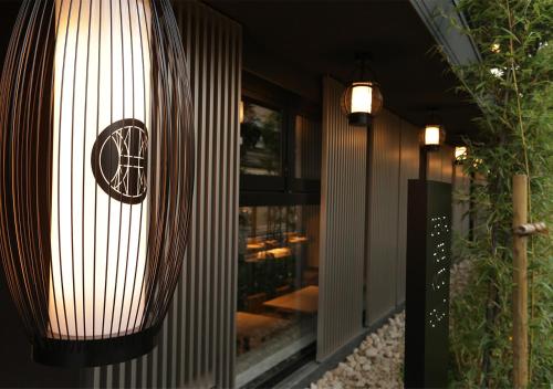 un bâtiment avec un panneau sur son côté dans l'établissement ORIENTAL HOTEL KYOTO ROKUJO, à Kyoto