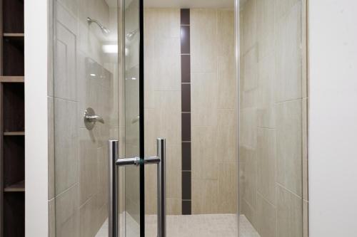 Ένα μπάνιο στο Lodgeur Midtown, Houston - close to Downtown & Texas Medical Center