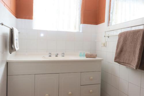 Un baño de Lake Edge Apartments