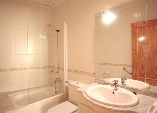 y baño con lavabo, ducha y aseo. en Apartamento Cop City Centre by costablancarent, en Denia
