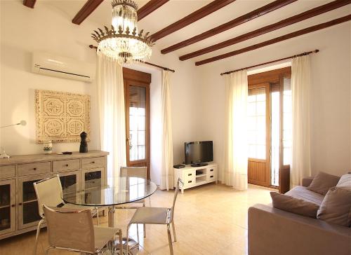 a living room with a glass table and a couch at Apartamento Cop City Centre by costablancarent in Denia