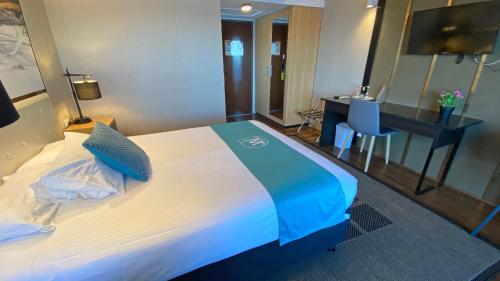 a hotel room with a bed and a desk at Mariners on the Waterfront in Batemans Bay