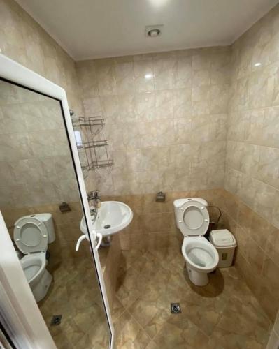 bagno con 2 servizi igienici e lavandino di Semeen Hotel Kapitanova Kashta a Plovdiv