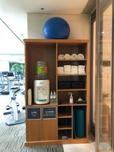 a cabinet with a tv in a room at Hotel Royal Hsinchu in Hsinchu City