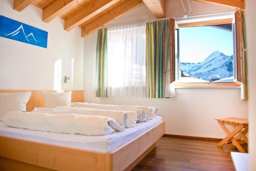 A bed or beds in a room at Hotel Garni Ragaz