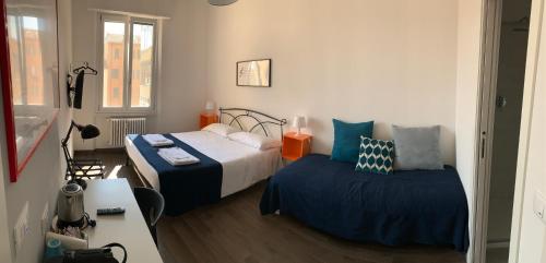 um quarto com 2 camas e uma mesa com uma câmara em Mambo Suites em Bolonha